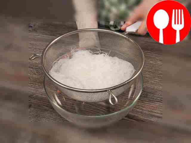 Замочите фунчозу в кипящей воде: положите...