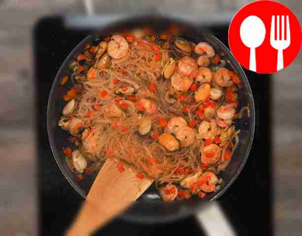 Подготовьте морепродукты. Разогрейте сковороду...