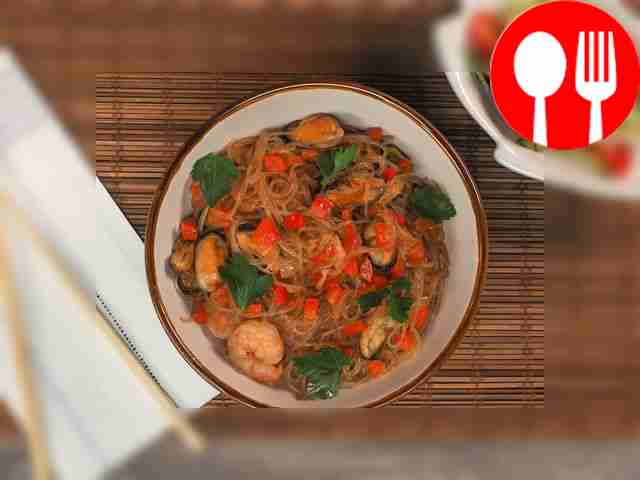 К лапше с морепродуктами подайте мелко...