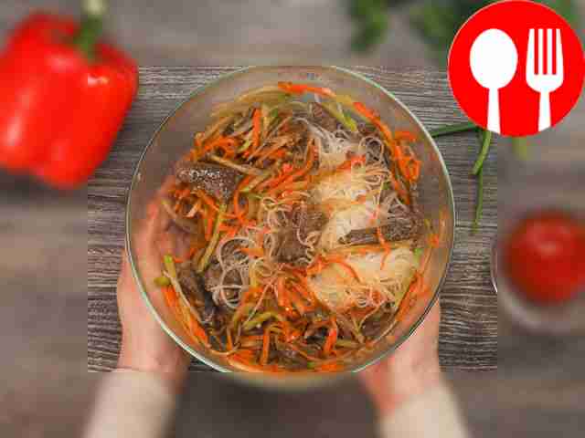 Add funchose to the meat with sauce and mix thoroughly.