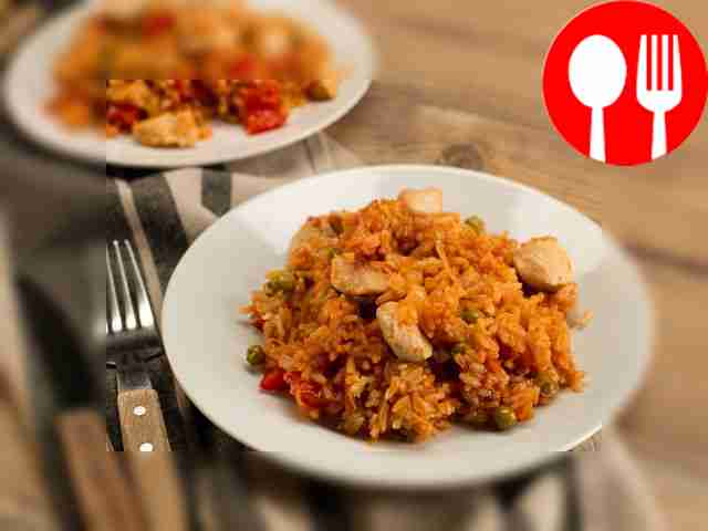 Паэлья с куриным филе, горохом и шафраном на курином бульоне