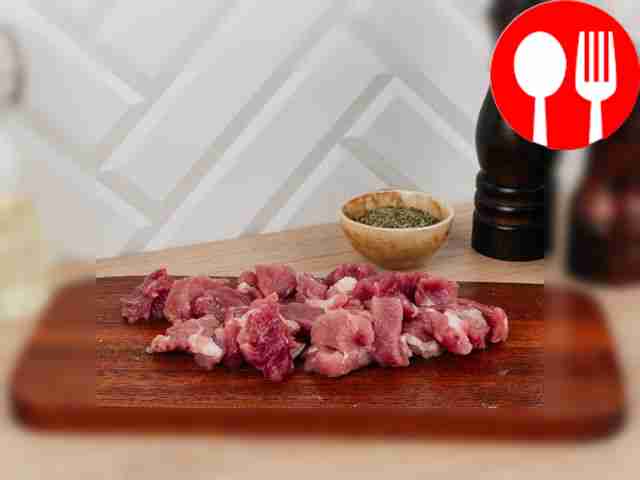 Cut the pork into small pieces.