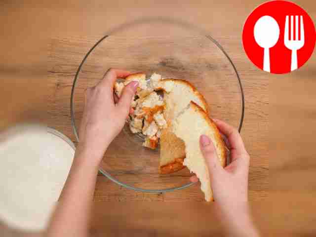 Take out the biscuit and cool it. Crumble it...