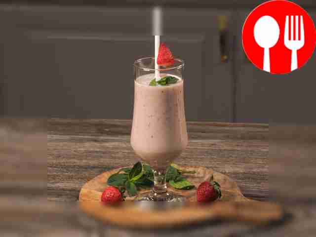 Молочный коктейль с клубникой и бананом