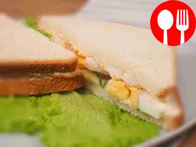 Sandwich with chicken and melted cheese