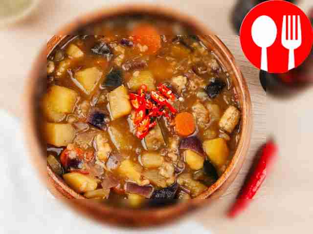 Vegetable stew with chili pepper and dried herbs