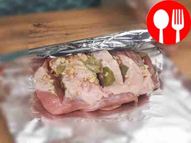 Поместите мясо в духовку и запекайте. Свинину...