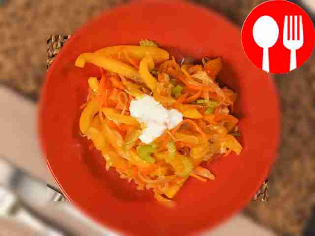 Разложите тёплый салат из сельдерея и перца по...