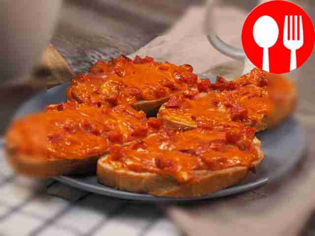 Горячие бутерброды с колбасой и сыром