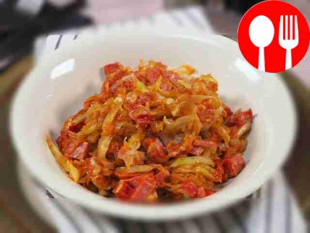 Капуста с копченой колбасой
