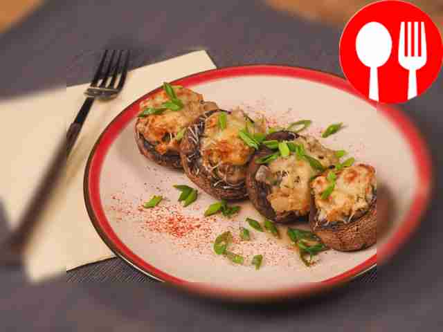 Шампиньоны, фаршированные курицей