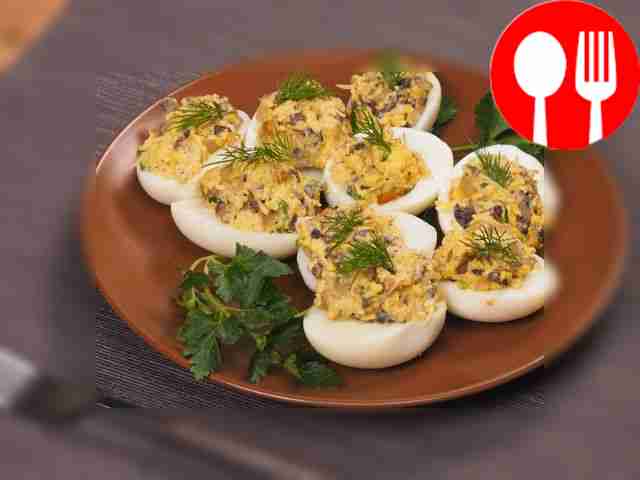 Яйца, фаршированные шампиньонами с луком, маслом и черным перцем Eggs stuffed with champignons with onions, butter and black pepper