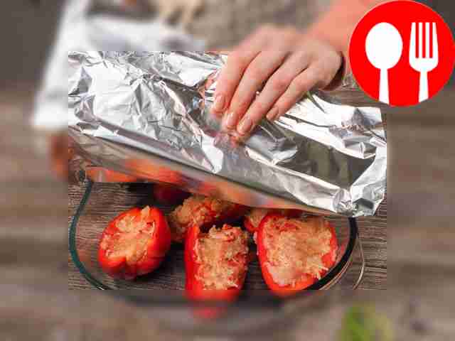 Начините болгарские перцы фаршем и поместите...