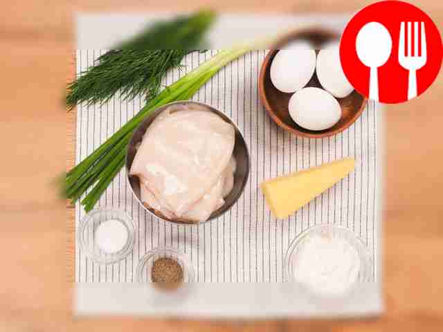 Тушки кальмаров аккуратно очистите и промойте....