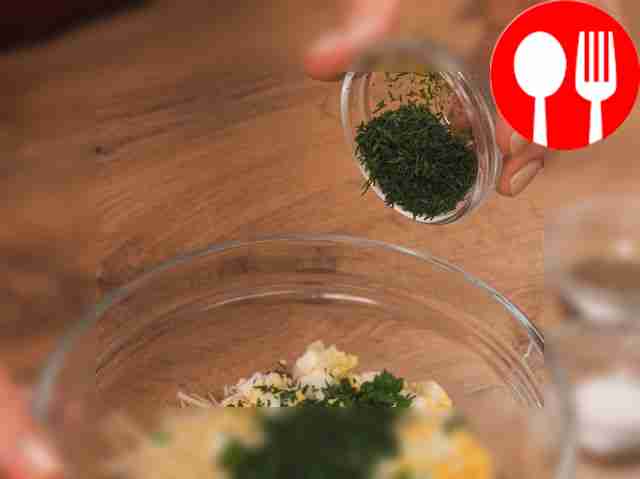 Приготовьте начинку: соедините сыр с яйцом,...