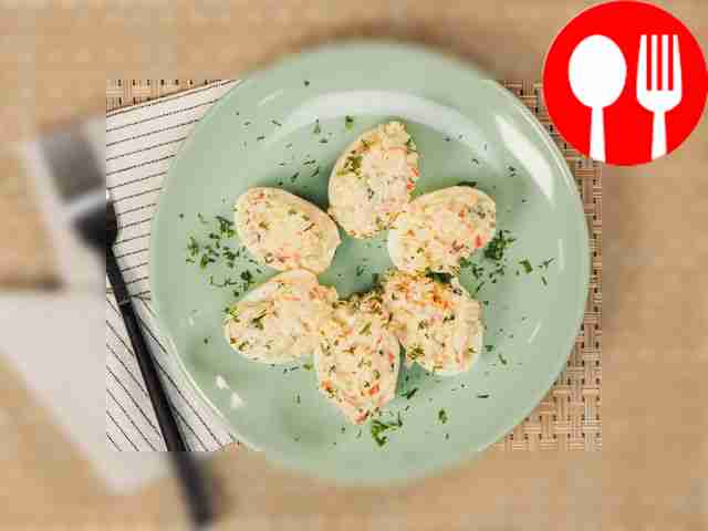 Яйца, фаршированные крабовыми палочками