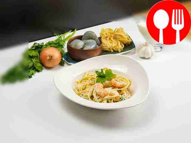 Quick pasta with shrimp in creamy garlic sauce