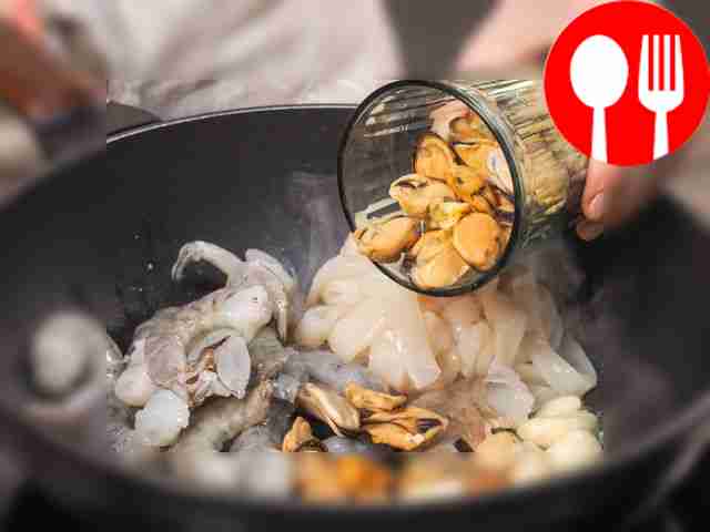 Обжаривайте овощи и морепродукты. В сковороду...