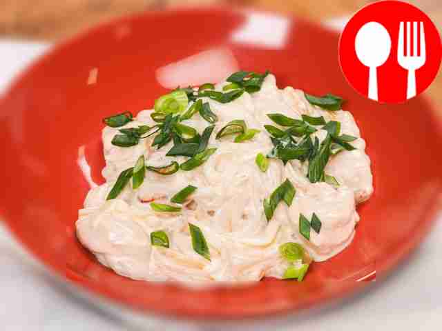 Wok with chicken in creamy sauce