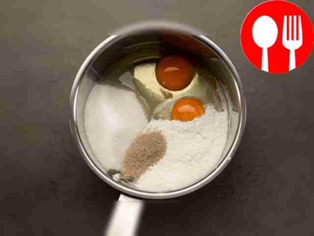 Сделайте крем: соедините яйца с сахаром и...