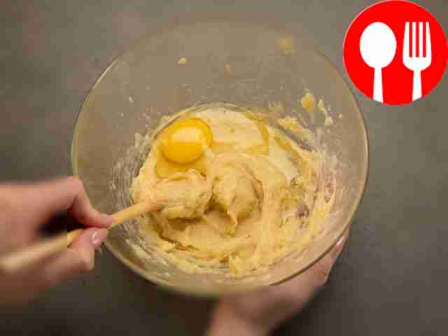 В остывшее тесто вводите по одному яйцу,...