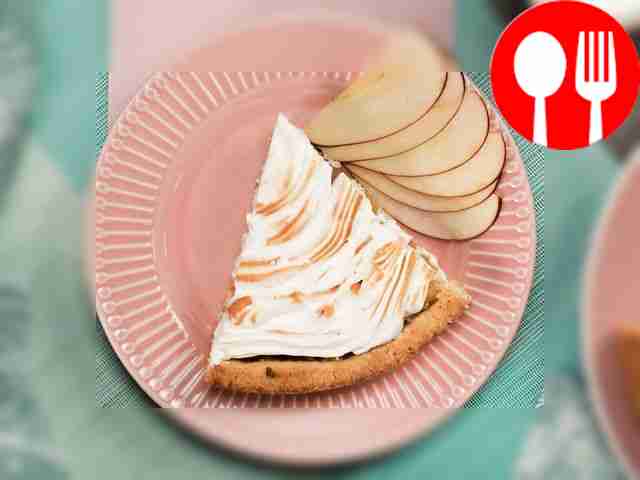 Apple pie with meringue