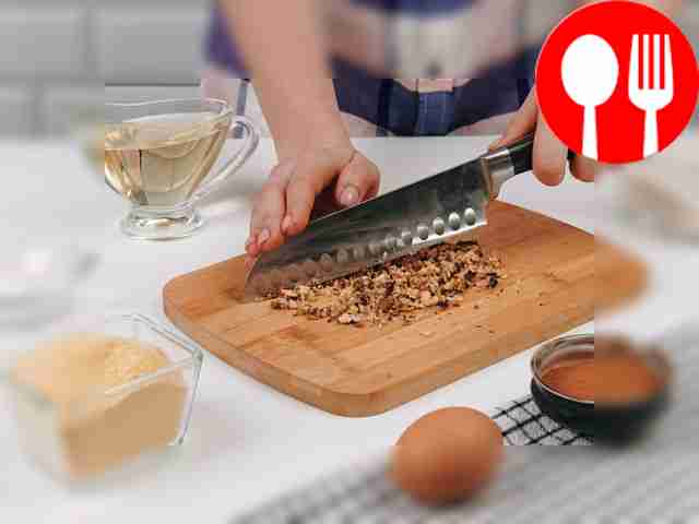 Измельчите орехи ножом, а для украшения...