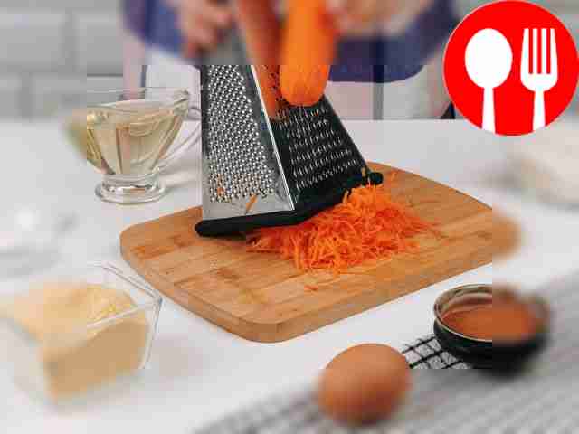 Натрите морковь на мелкой терке.