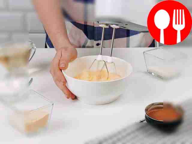 Разбейте яйцо в глубокую тарелку, засыпьте...