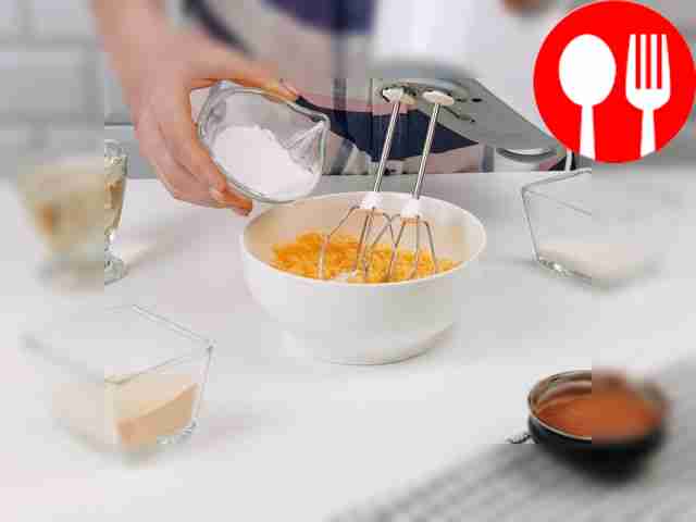 Продолжая взбивать, добавьте разрыхлитель.