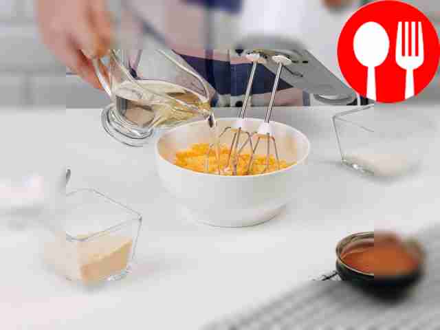 Осторожно влейте подсолнечное масло и взбейте...