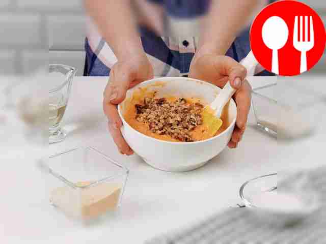 Лопаткой аккуратно введите морковь в тесто....