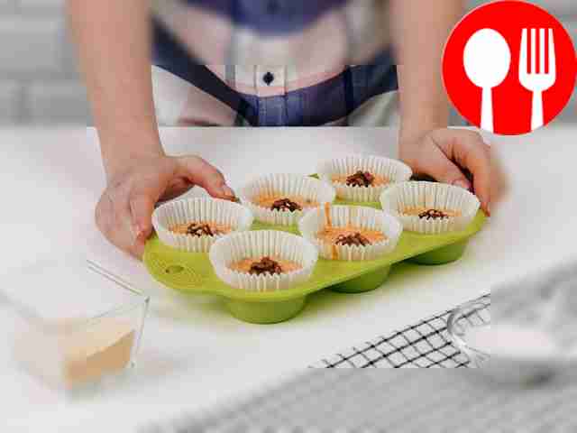 Разлейте тесто по ячейкам силиконовой формы....