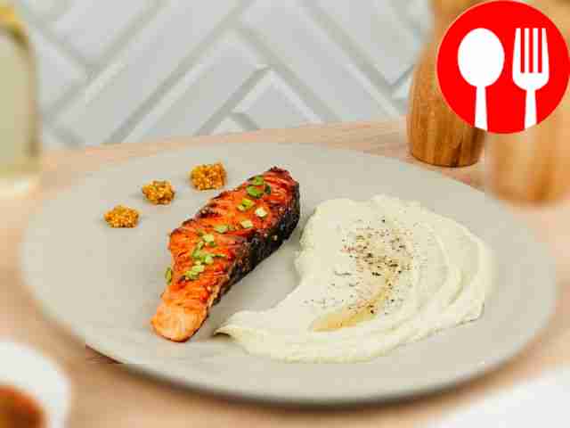 Карамелизированный лосось с пюре из брокколи на сливках