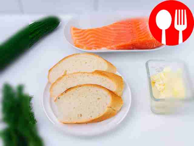 Тщательно промойте зелень и огурцы.