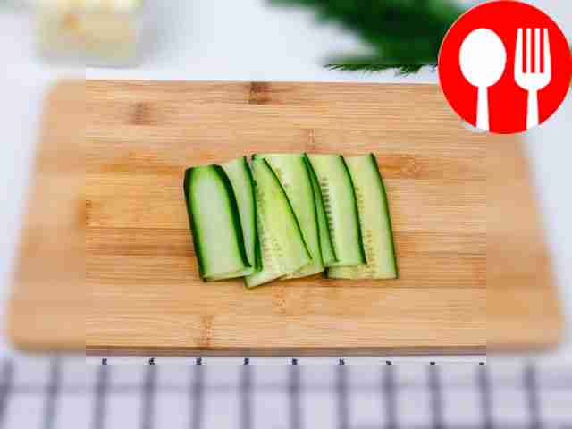 Режьте рыбу на тонкие пластинки. Огурец...