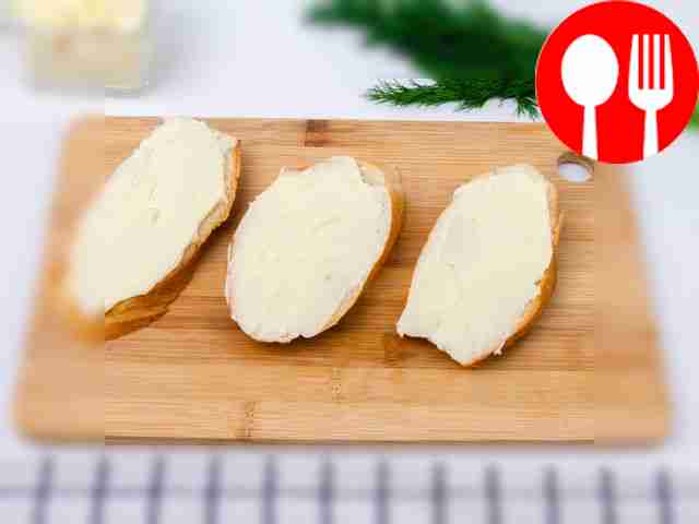 Разрежьте белый хлеб на ломтики среднего...