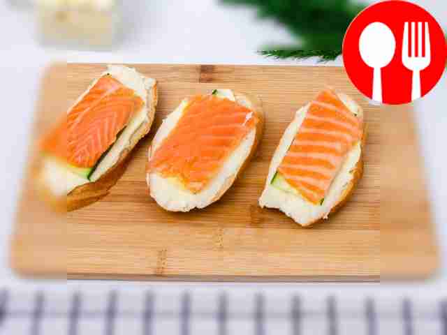 Огурцы разместите поверх сыра, затем положите...