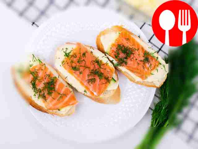 Разложите готовые бутерброды по тарелке для...