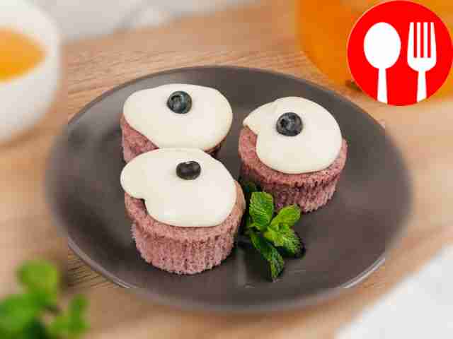 Cupcakes with blueberries