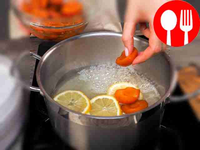 Приготовьте сироп: в кастрюлю всыпьте сахар,...