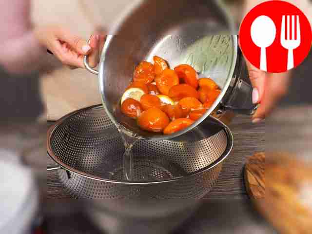 Подготовьте фрукты к сушке. Промойте абрикосы,...