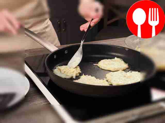 Heat a frying pan, pour vegetable oil into it....
