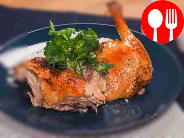 Утка с яблоками, рисом и соевым соусом