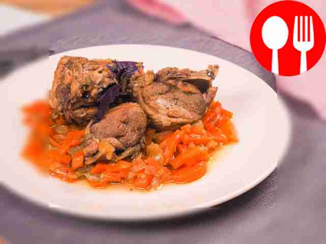 Утка, тушенная в мультиварке с яблоками