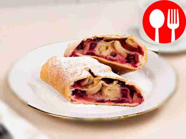 Yeast dough strudel with apples