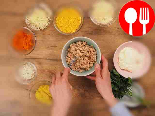 Отварите картофель и морковь, очистите их от...