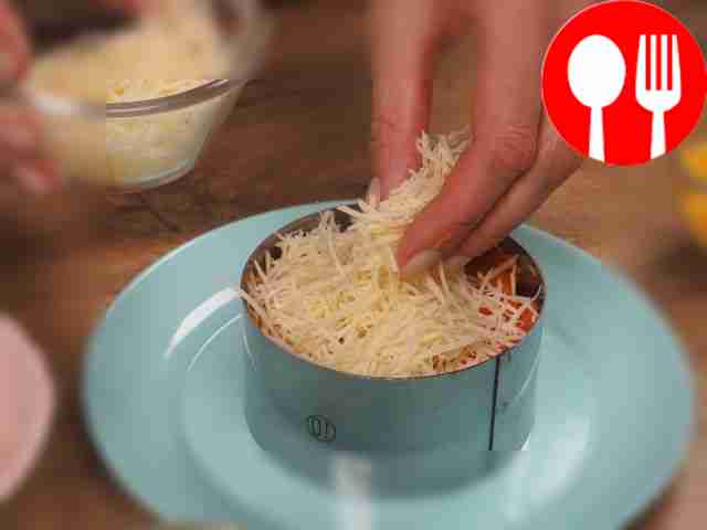 Подавайте салат слоями. В основу положите...