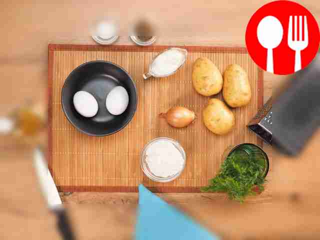 Подготовьте все продукты, очистите картофель и...