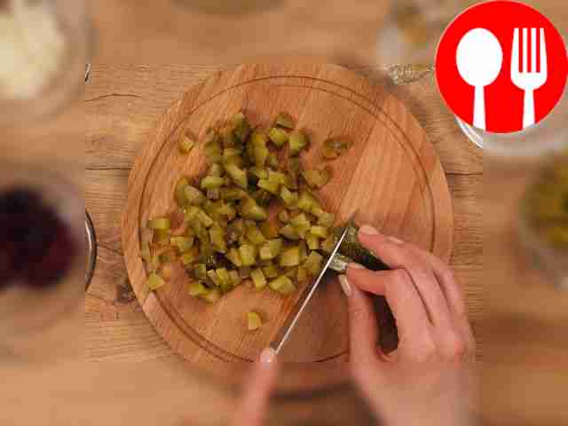 Вымойте свеклу и морковь. Промойте чечевицу....